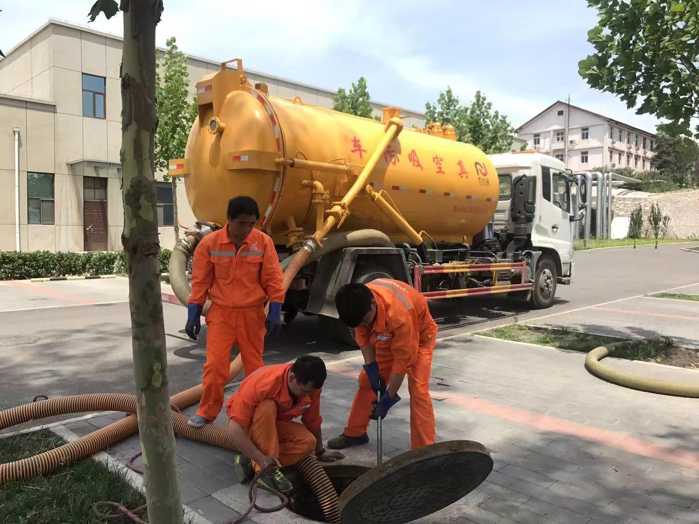 磐石管道疏通车停在窨井附近