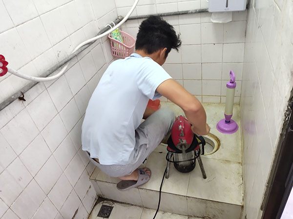 磐石管道堵塞冒臭气 专业师傅现场解决问题