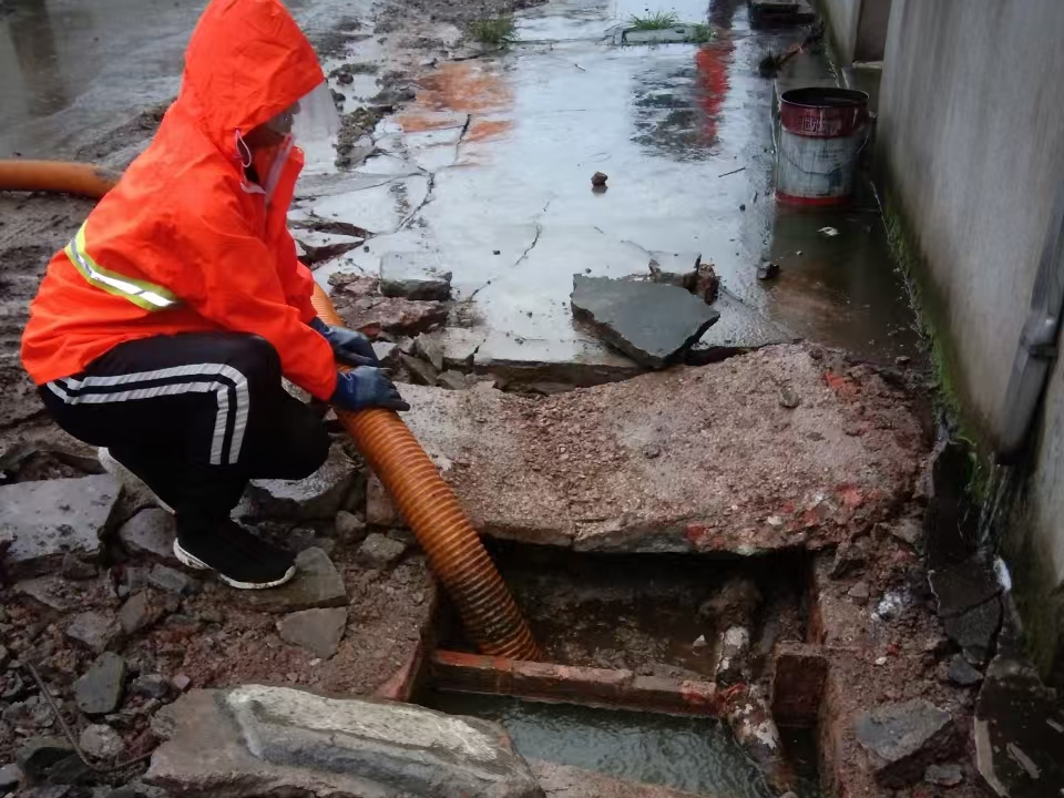 磐石专业清理污水池 炜誉市政以规范流程守护城市 “肠道”