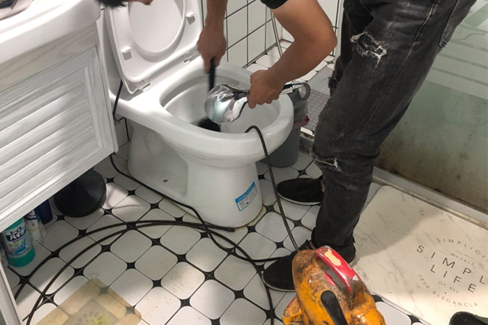 磐石马桶堵塞自己疏通还是找师傅？专业上门服务让你省时更省心